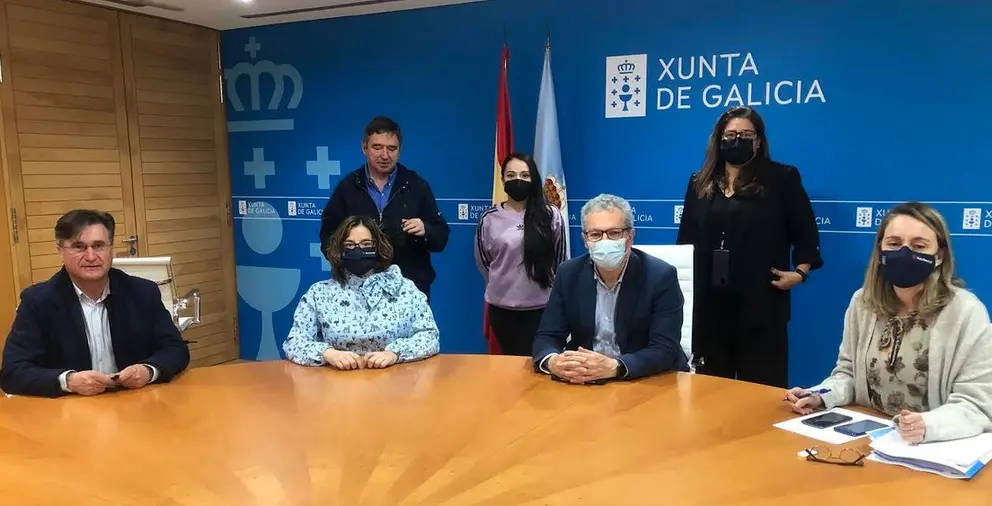 Los representantes de Fegaes, con su presidente Julio L&oacute;pez al frente (primero por la izq.) con la directora de la Atriga, el director xeral de Mobilidade y la directora xeral de Planificaci&oacute;n Enerx&eacute;tica (sentados los tres).