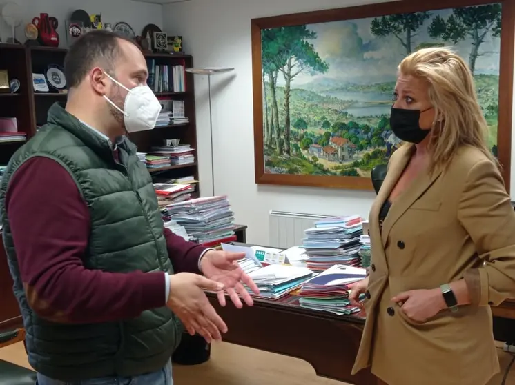 Eel alcalde de Pontedeume, Bernardo Fern&aacute;ndez, y la gerente de Suelo Empresarial del Atl&aacute;ntico, Beatriz Sestayo.