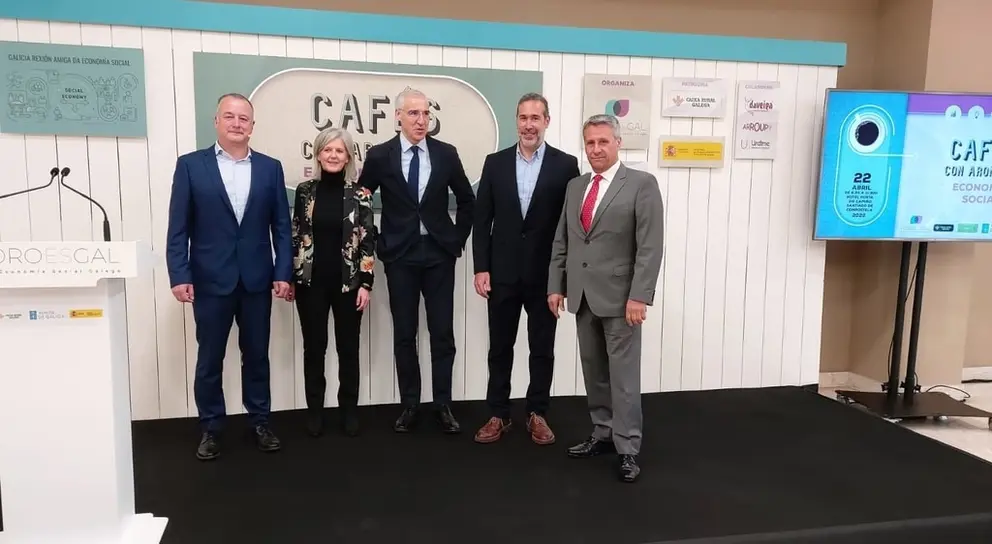 Tom&aacute;s Llompart, Covadonga Toca, Francisco Conde, Celso G&aacute;ndara y Manuel Varela participaron en Caf&eacute;s con Aroma a Econom&iacute;a Social.