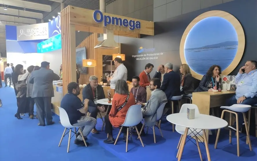 Degustaciones de platos a base de mejill&oacute;n en el stand de Opmega en Seafood Expo Global.