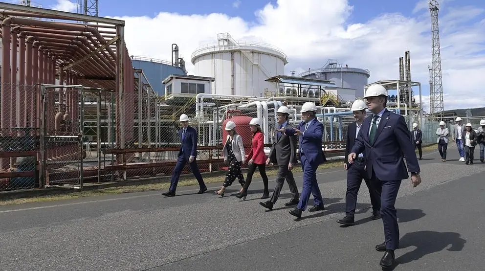 Visita del presidente de la Xunta a las instalaciones de Forestal del Atl&aacute;ntico en Mugardos./MONCHO FUENTES.