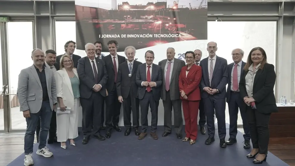 Autoridades, homenajeados y directivos de la Fundaci&oacute;n Soermar, en una foto de grupo.