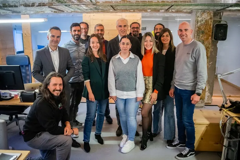 El vicepresidente Francisco Conde, el director del Igape, Fernando Guldr&iacute;s, y el presidente del Cl&uacute;ster da Comunicaci&oacute;n, Xos&eacute; Lois Reza, con parte del equipo de Recados Carmen.