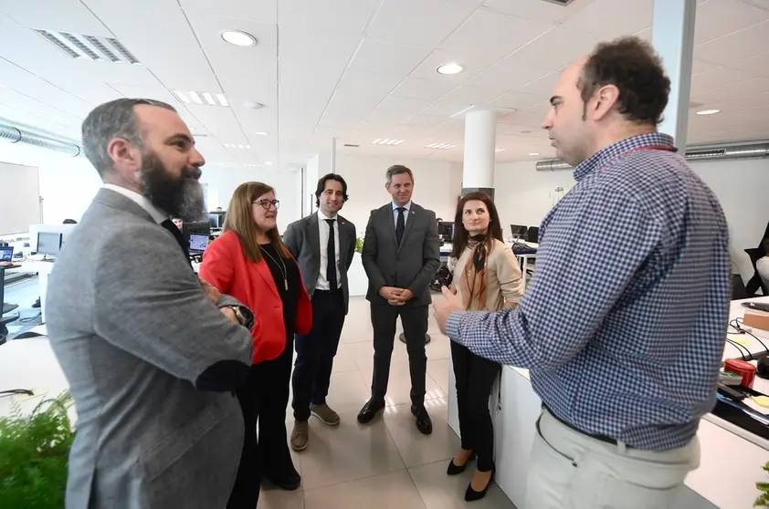 El gerente de Gradiant, la secretaria de Innovaci&oacute;n, el director general de Gradiant y el delegado del Gobierno en Galicia./PUNTO GA. M.RIOPA.