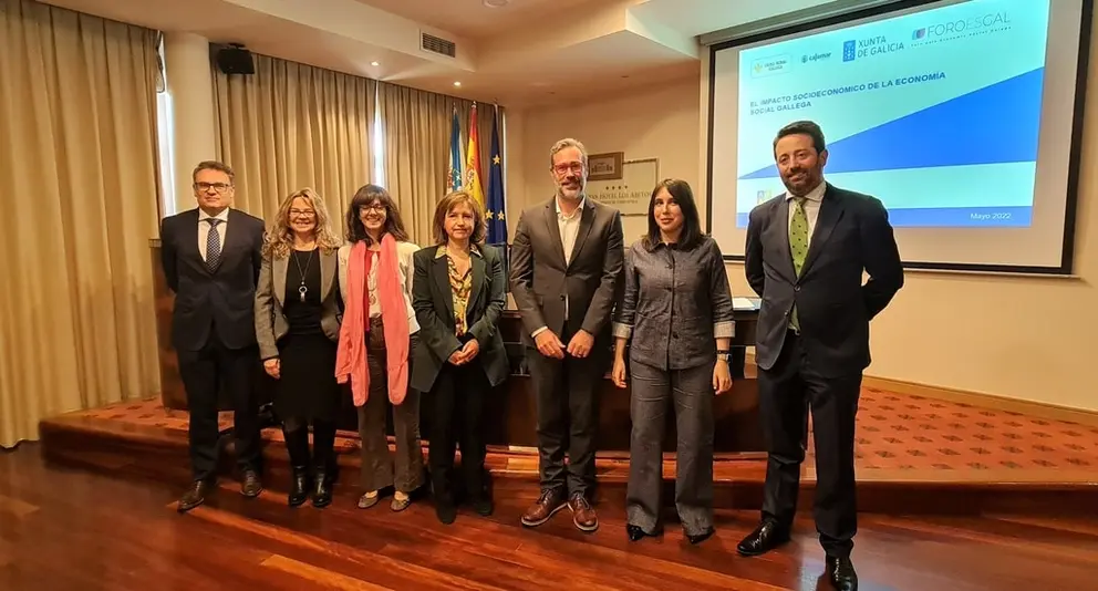 El presidente de ForoEsGal, las tres autoras del estudio, los representantes de Cajamar y CaixaRural y la conselleira de Emprego e Igualdade.