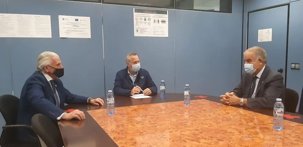 Jos&eacute; Manuel Fern&aacute;ndez Alvari&ntilde;o y Jos&eacute; Garc&iacute;a Costas, en representaci&oacute;n de la C&aacute;mara, se reunieron con el director de Stellantis Vigo, Ignacio Bueno (centro).