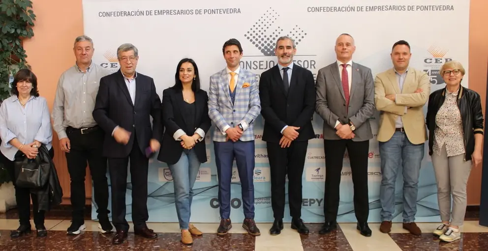 Nueva directiva de la Federaci&oacute;n de Comercio de Pontevedra, junto a los presidentes de la FCG y CEP y al director xeral de Comercio e Consumo.