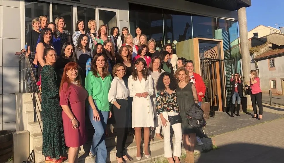 Integrantes de Executivas y Mujeres en el Sector P&uacute;blico participaron en un encuentro networking en Santiago.