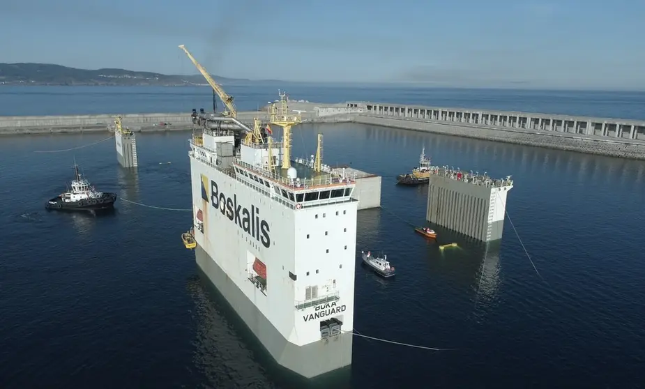 Operaci&oacute;n de carga de los cajones de hormig&oacute;n en el buque en Punta Langosteira.