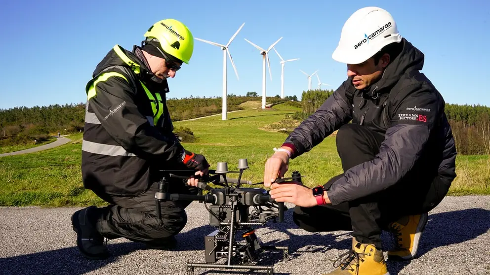 Trabajadores de Aeroc&aacute;maras realizando una inspecci&oacute;n con drones.