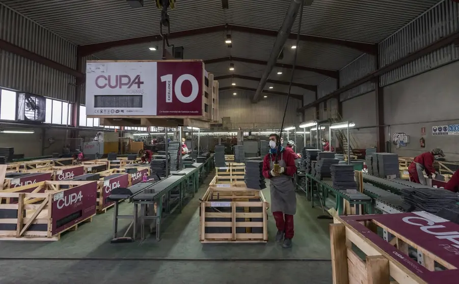 Producci&oacute;n de pizarra en una f&aacute;brica de Cupa Group./MANUEL RGUEZ. FDEZ.