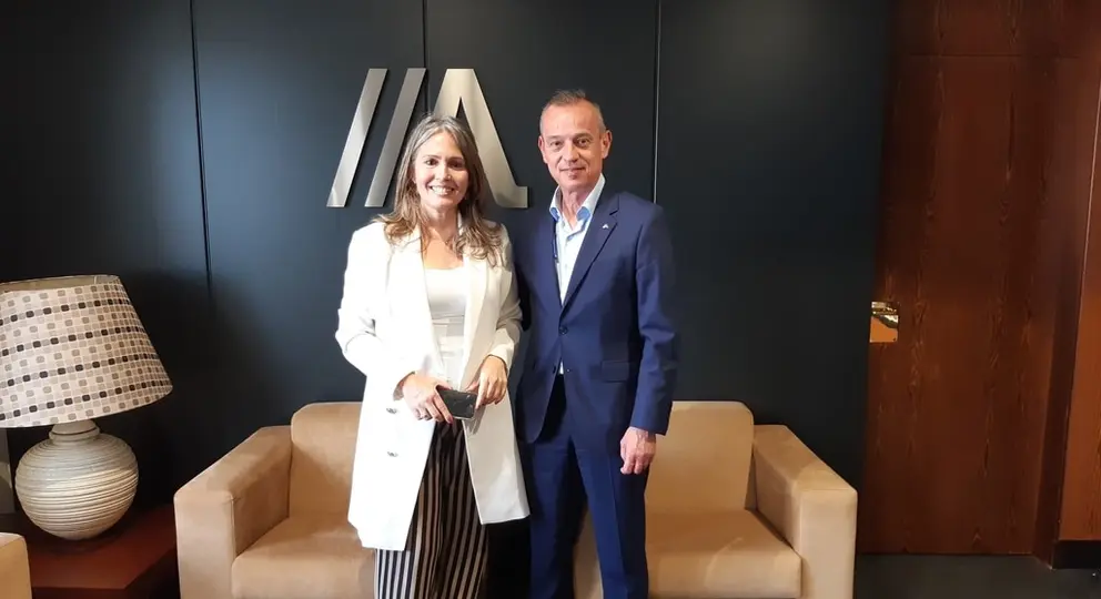 La decana del Colegio de Economistas de Pontevedra, Lucy Amigo, y el director de Abanca en Vigo, Walter &Aacute;lvarez.