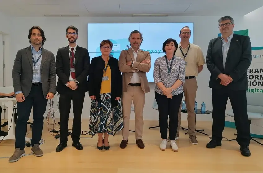 El presidente de DATAlife, Pablo &Aacute;lvarez Freire (centro), acompa&ntilde;ado de Roc&iacute;o Mosquera (a su derecha), vocal del Hub; de Carme Pamp&iacute;n (a su izquierda), tesorera de DATAlife; y de otros miembros de la junta directiva.