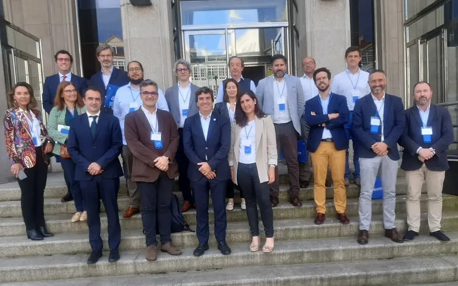 Representantes del Cl&uacute;ster da Funci&oacute;n Lox&iacute;stica junto al presidente de la Autoridad Portuaria de A Coru&ntilde;a.