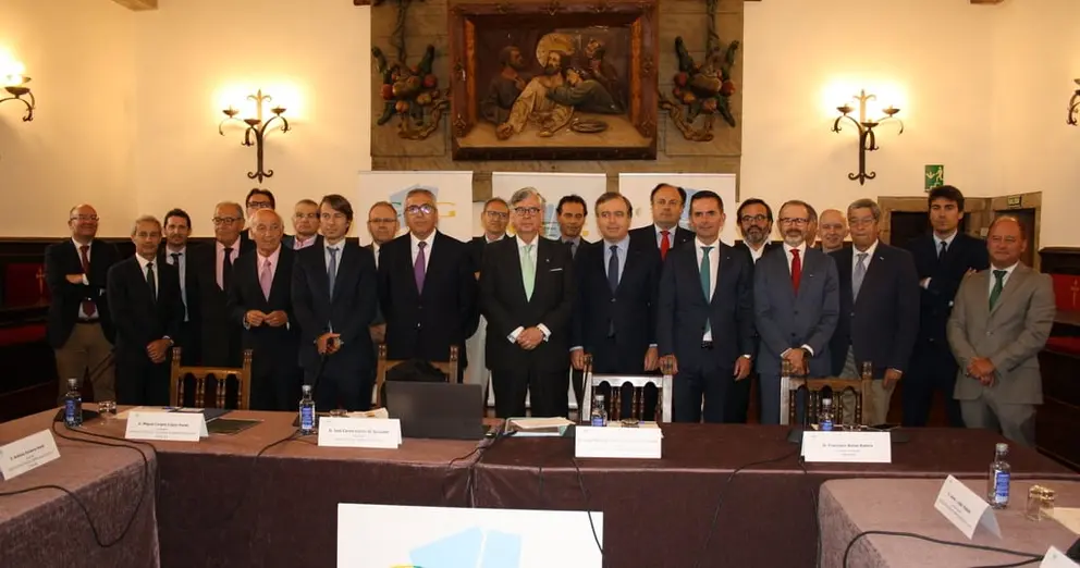 Miembros del consejo asesor de la CEG junto a su presidente, el conselleiro de Facenda e Administraci&oacute;n P&uacute;blica y el presidente del ICO.
