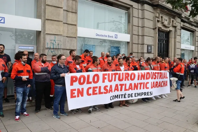 Protesa del comit&eacute; de empresa de Celsa Atlantic Laracha frente a oficinas de Deutsche Bank en A Coru&ntilde;a.