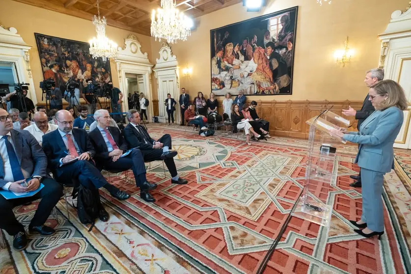 Comparecencia de Alfonso Rueda y Nadia Calvi&ntilde;o despu&eacute;s de su reuni&oacute;n en Santiago./D.CABEZ&Oacute;N.