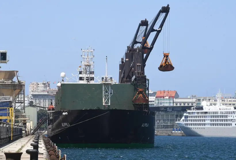 Descarga de ma&iacute;z ucraniano del buque &ldquo;Alppila&rdquo; en el muelle de San Diego del Puerto de A Coru&ntilde;a.