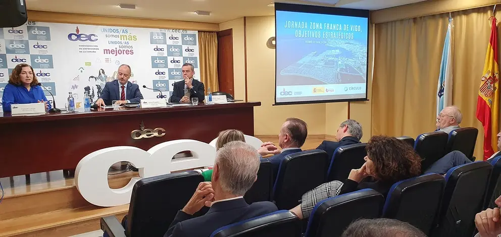 Mesa de di&aacute;logo con Carmen Lence, David Regades y Roberto Tojeiro, en la jornada celebrada en la CEC.