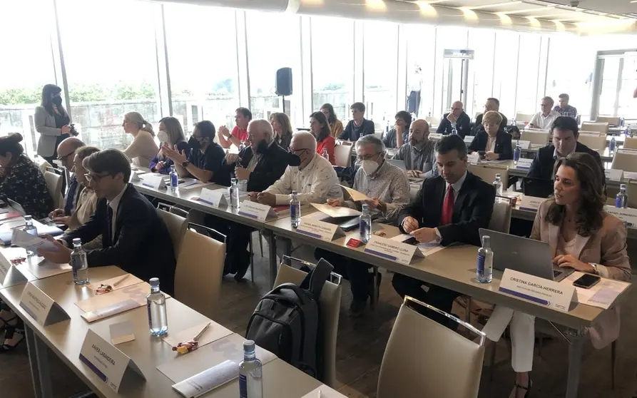 Asistentes en la primera sesi&oacute;n de las X Jornadas de Finanzas Auton&oacute;micas, organizadas por la RIFDE en Santiago.