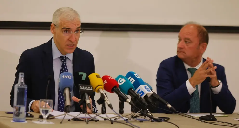El vicepresidente econ&oacute;mico y conselleiro de Econom&iacute;a, Industria e Innovaci&oacute;n, Francisco Conde, y el director territorial de Ence en Galicia, Antonio Casal, en la rueda de prensa en Pontevedra.