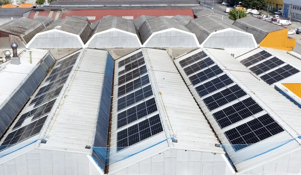 Placas fotovoltaicas en la cubierta del complejo industrial de Caf&eacute;s Candelas en O Ceao.