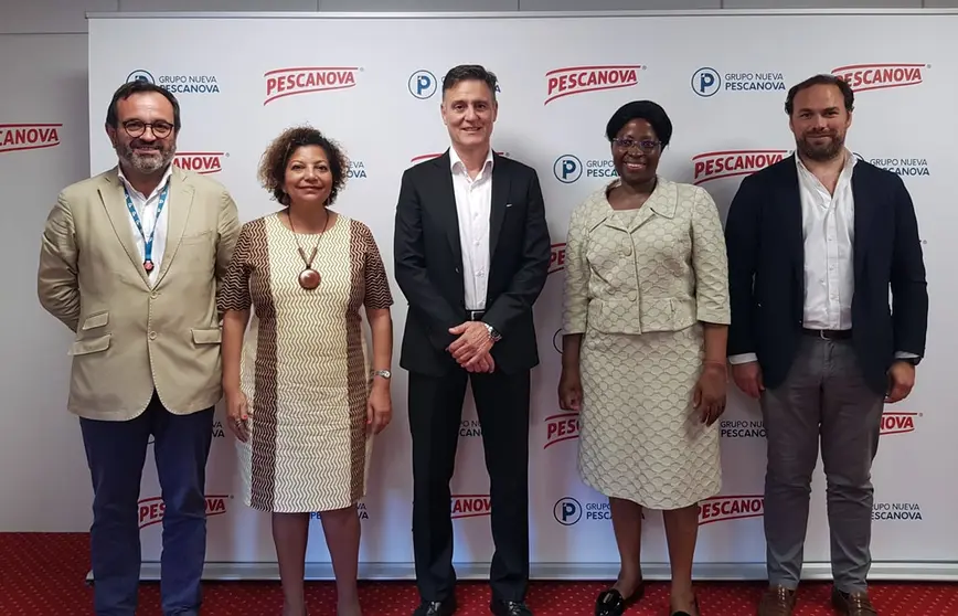 La ministra del Mar de Mozambique en su visita a Nueva Pescanova, donde fue recibida por el CEO y el presidente de la compa&ntilde;&iacute;a.