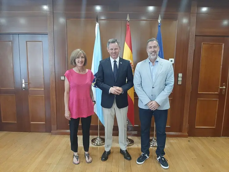 Isabel Fraga y Celso G&aacute;ndara con el delegado do Goberno en Galicia.
