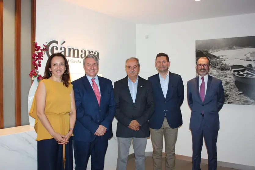 oc&iacute;o Pazos, directora territorial de Banco Santander; Juan Bot&iacute;n, vicepresidente de la C&aacute;mara de Espa&ntilde;a en UK; Antonio Couceiro, presidente de la C&aacute;mara de A Coru&ntilde;a; Manuel Galdo, director general de la C&aacute;mara de A Coru&ntilde;a y Luis Pernas, director de Banca Institucional de B. Santander en Galicia.