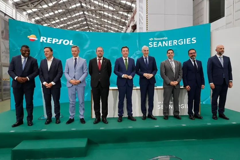 Autoridades en la firma del acuerdo entre Repsol y Navantia Seaenergies, en la F&aacute;brica de Turbinas de Ferrol.