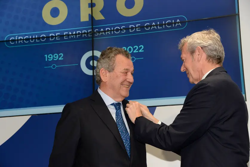 Jaim&eacute; Borr&aacute;s recibe la Medalla de Oro del C&iacute;rculo de manos del presidente de la Xunta, Alfonso Rueda.