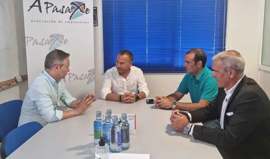 El secretario general de Asime (izq.) con miembros de la Asociaci&oacute;n Empresarial A Pasaxe.