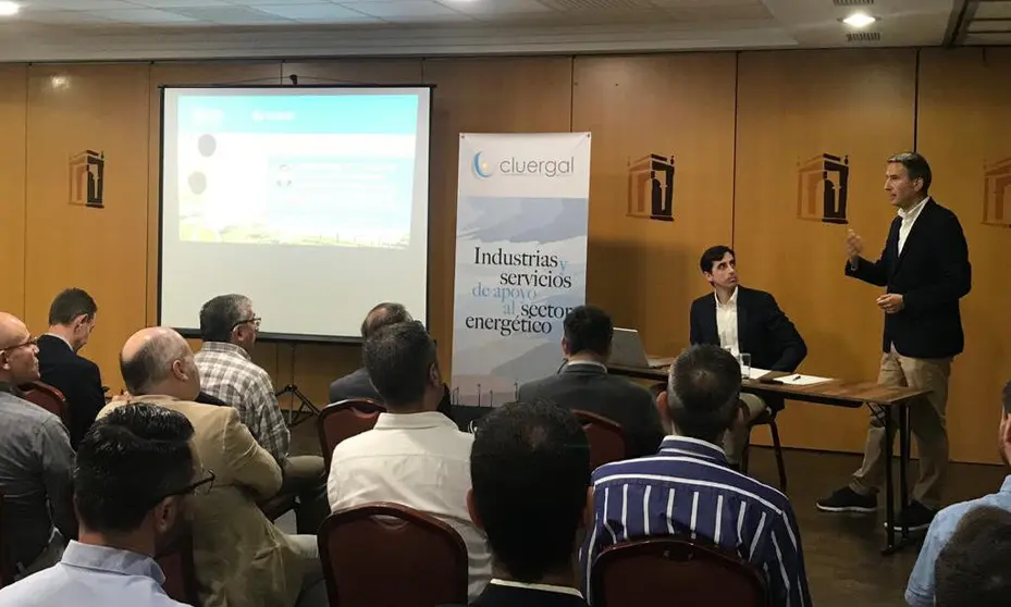 El gerente de Cluergal, Oriol Sarmiento (de pie) y el responsable de Enerx&iacute;a del Inega, Juan Ignacio Rodr&iacute;guez.