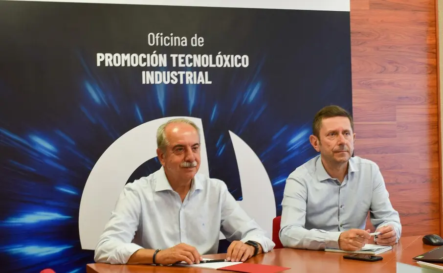 El director territorial de Ence en Galicia, Antonio Casal, ha presentado al presidente y al director general de la C&aacute;mara de A Coru&ntilde;a, Antonio Couceiro y Manuel Galdo,