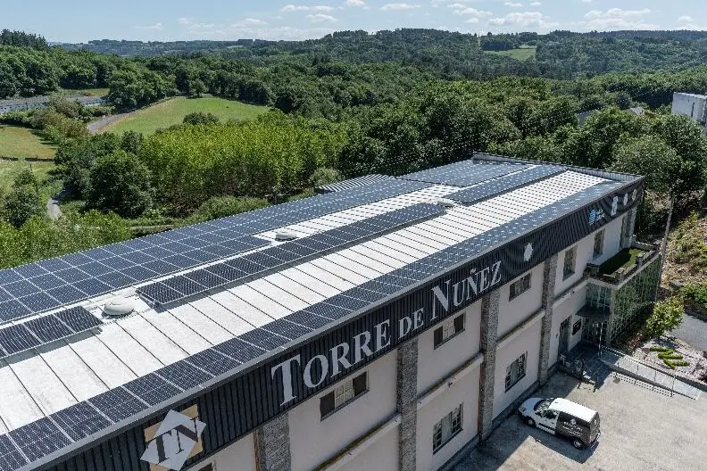 Placas fotovoltaicas en una de las f&aacute;bricas de Torre de N&uacute;&ntilde;ez.