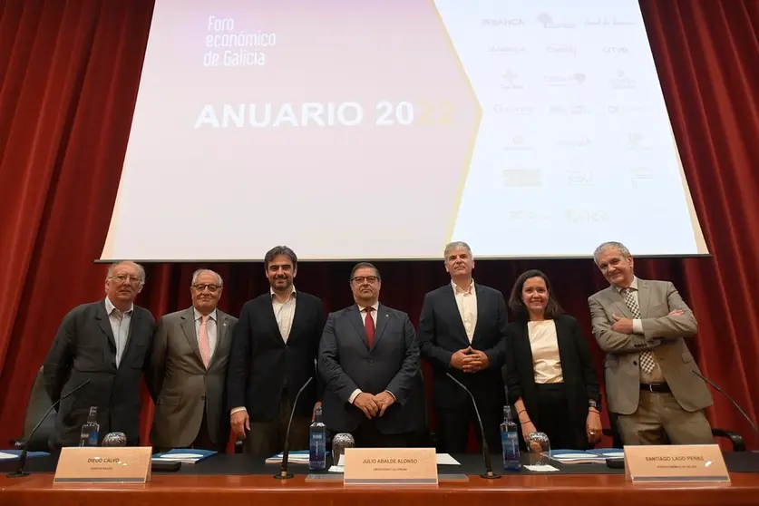 Fernando Gonz&aacute;lez Laxe, Emilio P&eacute;rez Nieto, Dieego Calvo, Julio Abalde, Santiago Lago, Imelda Capote y Jos&eacute; Luis G&oacute;mez, en la presentaci&oacute;n del Anuario 2022./ MONCHO FUENTES. AGN.
