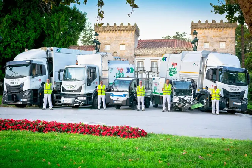 Veh&iacute;culos y miembros de la plantilla de FCC Medio Ambiente que trabajar&aacute;n en el servicio de recogida de residuos de Vigo.
