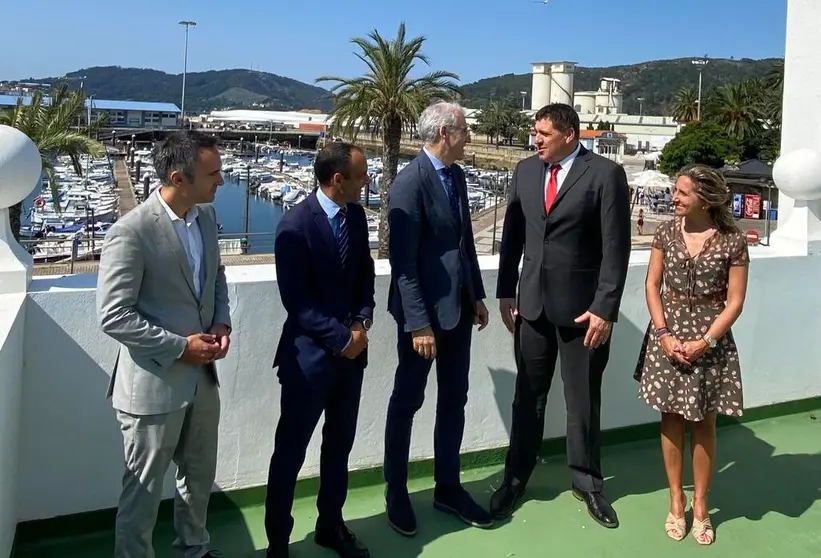 El vicepresidente econ&oacute;mico de la Xunta (centro) junto al director del Igape, el presidente de la APFSC, el responsable de Sentury y la delegada de la Xunta en Ferrol.