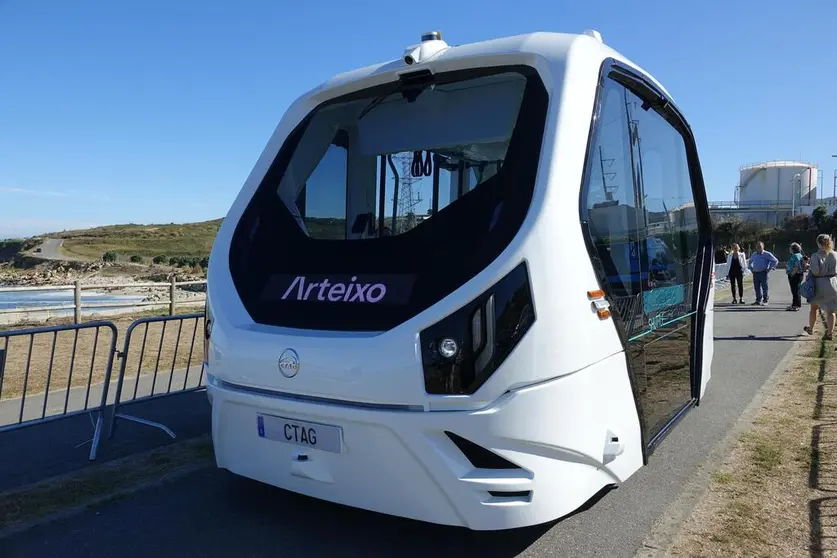 El primer trayecto piloto en este shuttle 100% el&eacute;ctrico, conectado y de dise&ntilde;o futurista lo realizaron varios vecinos, acompa&ntilde;ados por el alcalde Carlos Calvelo, desde el aparcamiento de la playa de Sab&oacute;n.
