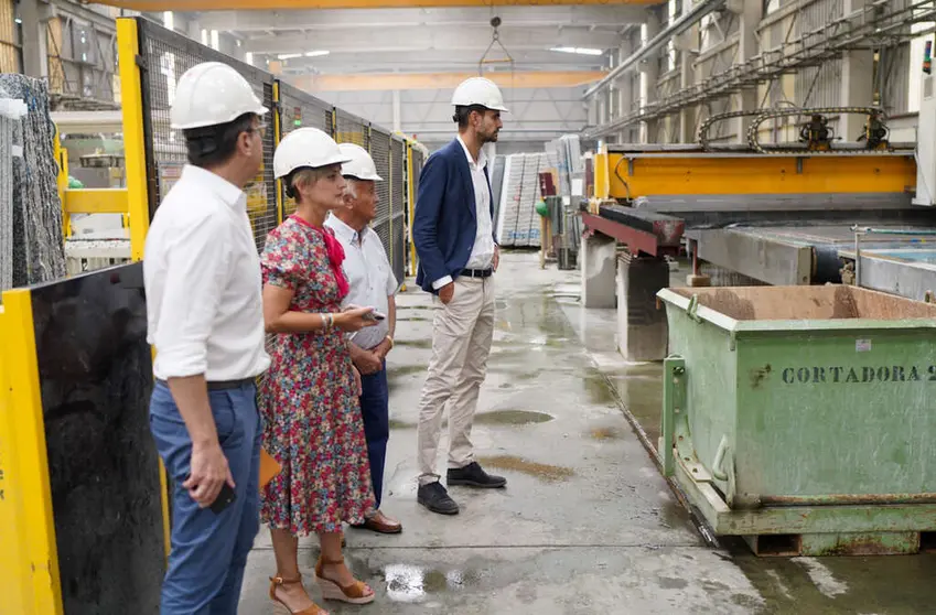 El director xeral de Planificaci&oacute;n Enerx&eacute;tica e Recursos Naturais (der.) en las instalaciones de Granitos Cabaleiro en O Porri&ntilde;o.