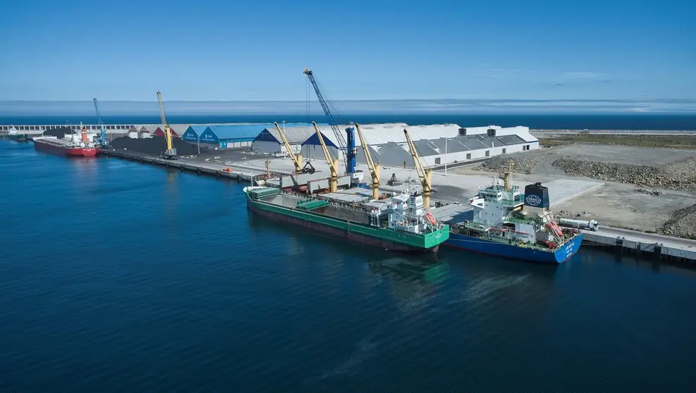 Descarga de roca fosf&oacute;rica en el Puerto Exterior de A Coru&ntilde;a.