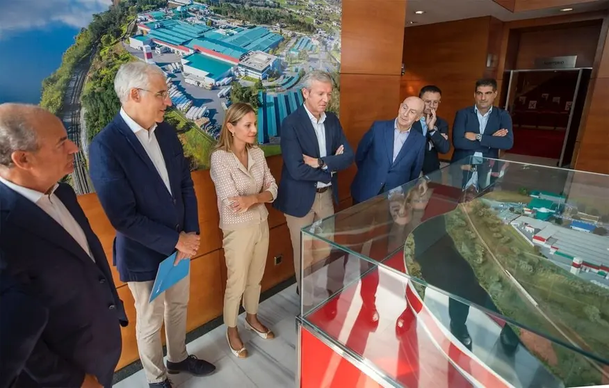 El presidente de la Xunta, acompa&ntilde;ado por los conselleiros de Econom&iacute;a y Medio Rural y por el director general de Coren, su vicepresidenta y su presidente.