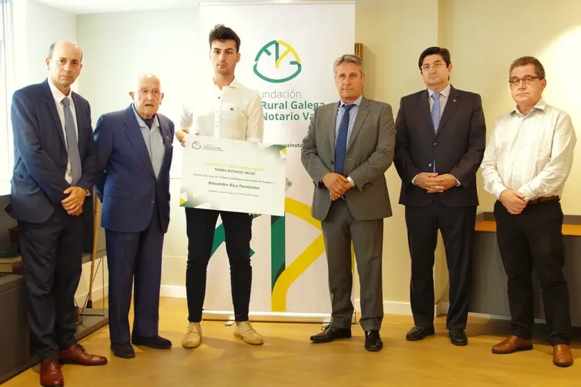 Alexandre Rico, becado de la Fundaci&oacute;n Caixa Rural Galega Tom&aacute;s Notario Vacas en 2022, junto a su presidente y miembros del patronato.