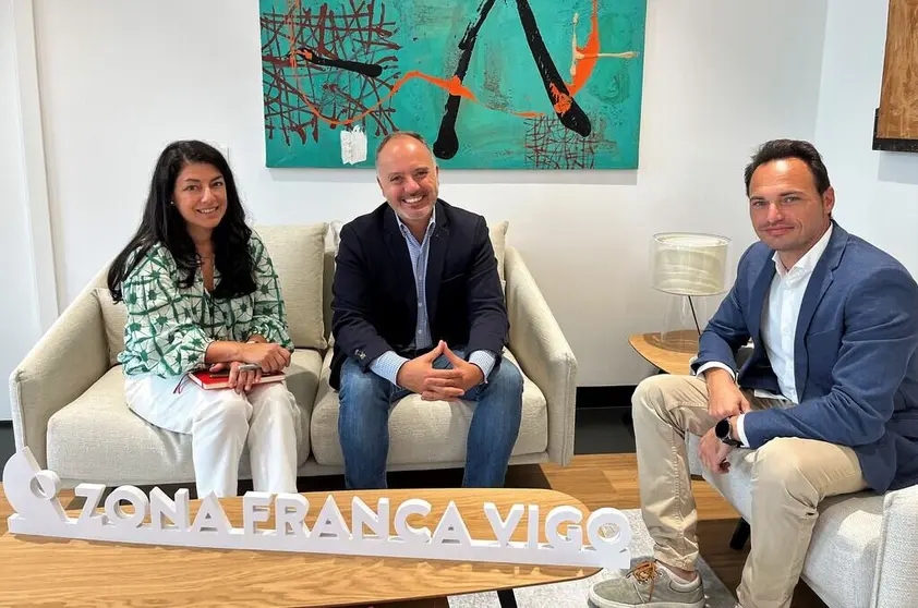 Tet&eacute; Vilar, responsable de emprendimiento de Zona Franca; David Regades, delegado del Estado en la Zona Franca de Vigo; y Emanuele Ricciotti, CEO de de ClickAge.