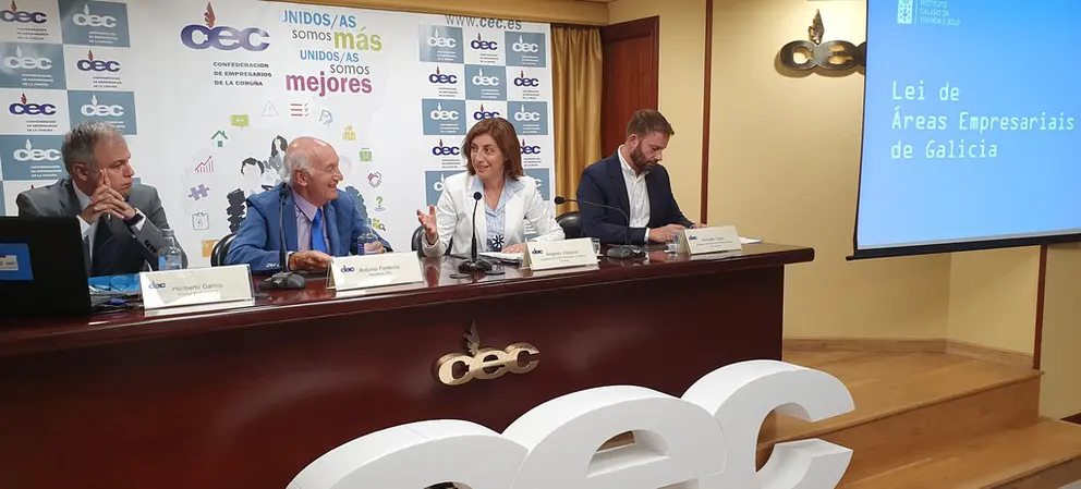 Heriberto Garc&iacute;a, Antonio Fontenla, &Aacute;ngeles V&aacute;zquez y Gonzalo Trenor, en un momento de la jornada.