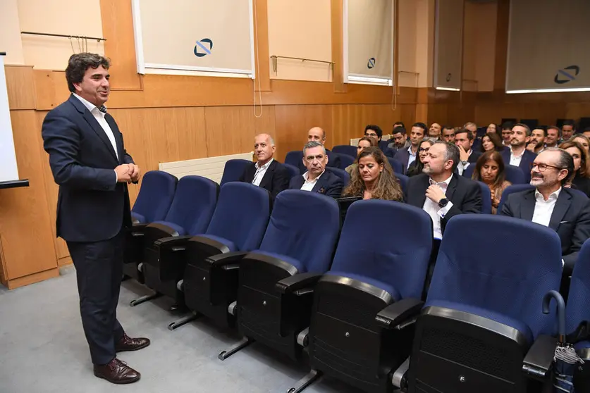 Mart&iacute;n Fern&aacute;ndez Prado con los directivos de Banco Santander en Galicia.