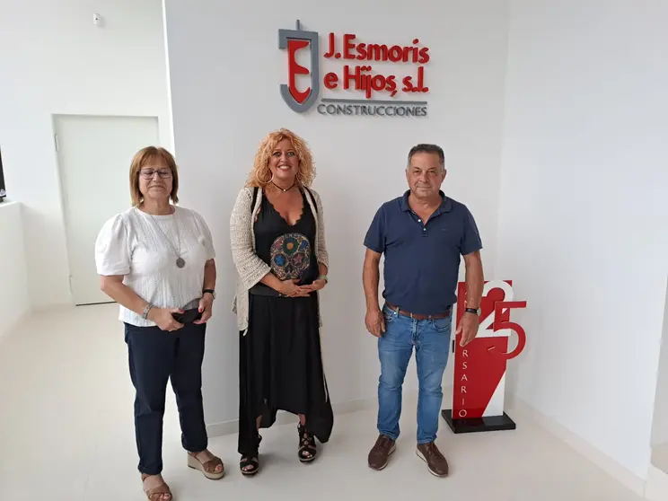 La gerente de SEA, Beatriz Sestayo (centro) con los responsables de la empresa J.Esmor&iacute;s e Hijos en sus instalaciones en el pol&iacute;gono de A Laracha.