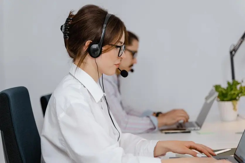 Adecco busca 30 agentes telef&oacute;nicos en Vigo./MART PRODUCCI&Oacute;N.