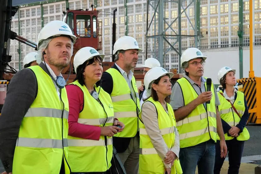 Miembros de la delegaci&oacute;n de eurodiputados en la visita a Navantia.