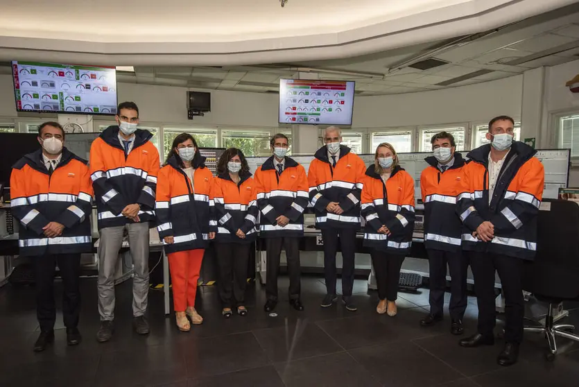 El vicepresidente primero de la Xunta y el resto de autoridades junto a los directivos de Repsol en la sala de control de la refiner&iacute;a coru&ntilde;esa.